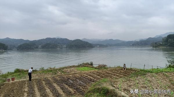 第一次進入米倉山區,為逛一個湖而獨闢蹊徑,下車第一眼就呆住了 第一次進入米倉山區,為逛一個湖而獨闢蹊徑,下車第一眼就呆住了