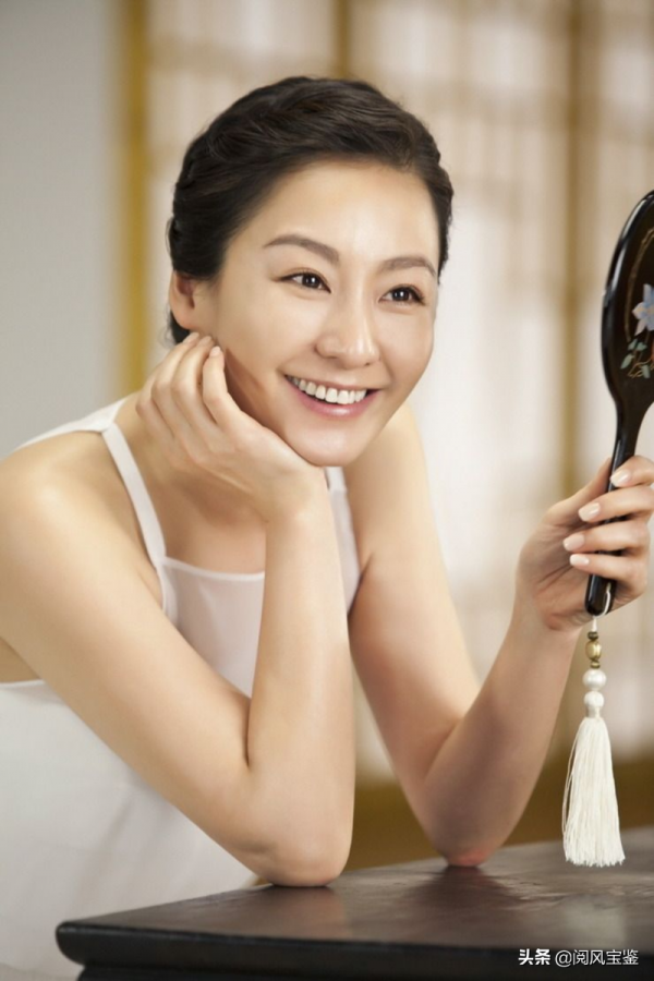 一張初戀臉，24歲急匆匆嫁給愛情，50歲的李美妍還在獨自喝酒嗎？