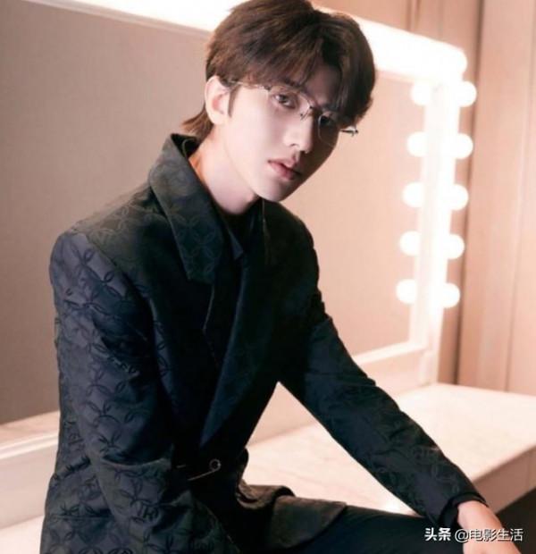 跨年晚會男星開始“內卷”，王源酷似貴公子，張藝興帶來超強舞臺