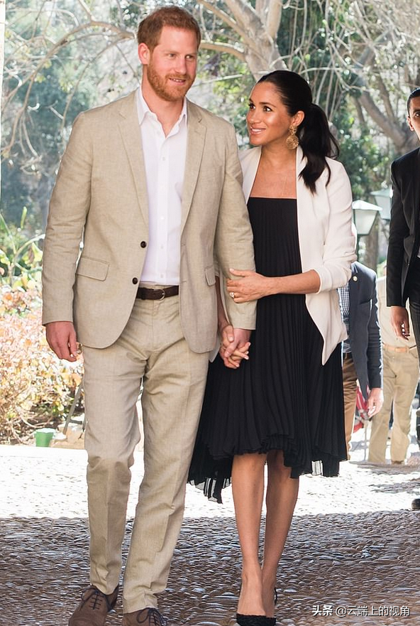 梅根為何總牽著哈里的手？他們的小動作逃不過專家的火眼金睛