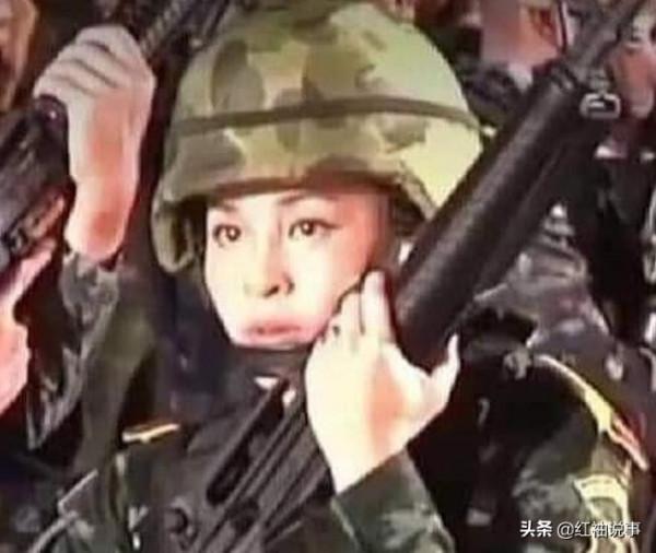 蘇提達令泰王目不轉睛，滿天星髮飾又美又仙，比頭戴王冠都驚豔