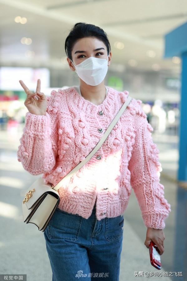 黃奕高扎髮辮比V元氣俏皮 粉毛衣搭牛仔褲甜美減齡 黃奕高扎髮辮比V元氣俏皮 粉毛衣搭牛仔褲甜美減齡