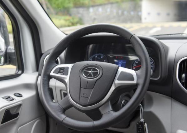 江淮一直致力於輕客，推出的星銳國六版，內飾很素但很實用