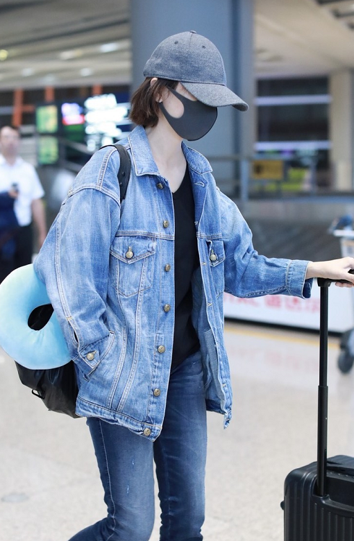 袁泉越老越好看，穿牛仔外套配小腳褲好洋氣，40歲女人該學一學