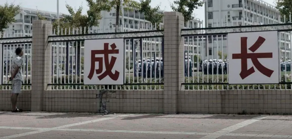 我走訪了很多深圳的中小學,幾乎每間教室都這樣:大白天的開著燈,然後拉著窗簾 我走訪了很多深圳的中小學,幾乎每間教室都這樣:大白天的開著燈,然後拉著窗簾