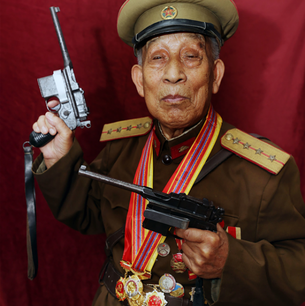 96歲老漢持雙槍，工作人員去收繳，得知槍支來處後不知如何是好