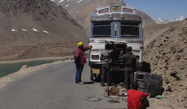 喜馬拉雅山上開大貨車，跟送死沒區別，全程司機只敢用30的時速跑