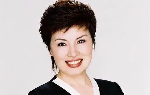 央視國臉李瑞英：《新聞聯播》開播前聽聞兒子墜樓，含淚堅守崗位