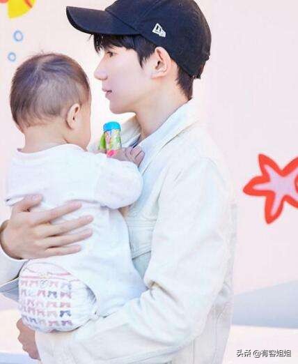 男明星溫柔抱娃,是不是你夢想中老公的樣子 男明星溫柔抱娃,是不是你夢想中老公的樣子