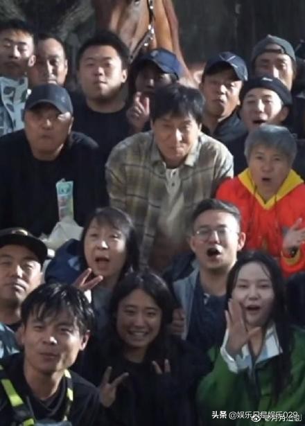 67歲成龍拍戲趴地吃土，為兒子鋪路不敢退休，卻把自己熬成爛片王