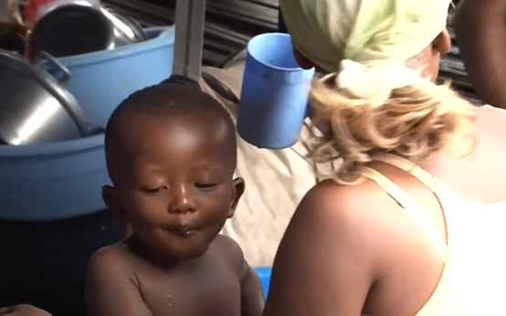 非洲玩命貨船,在剛果河上載2000人,隨時都要翻船 非洲玩命貨船,在剛果河上載2000人,隨時都要翻船