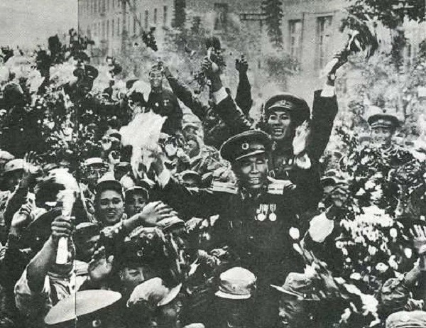 1958年美艦為蔣“護航”，葉飛請示打不打，毛主席指示：照打不誤