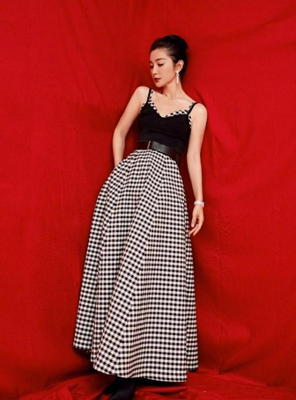 李冰冰厲害了,47歲還敢挑戰00後的“棋盤裙”,簡直時髦炸了 李冰冰厲害了,47歲還敢挑戰00後的“棋盤裙”,簡直時髦炸了