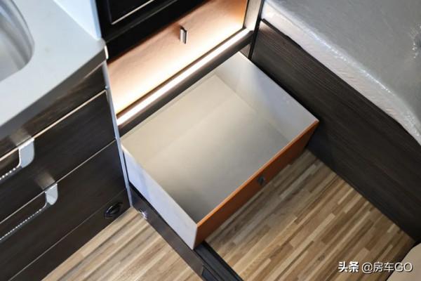 這臺房車有5種充電方式，車內電器語音控制，衛生間也是乾溼分離