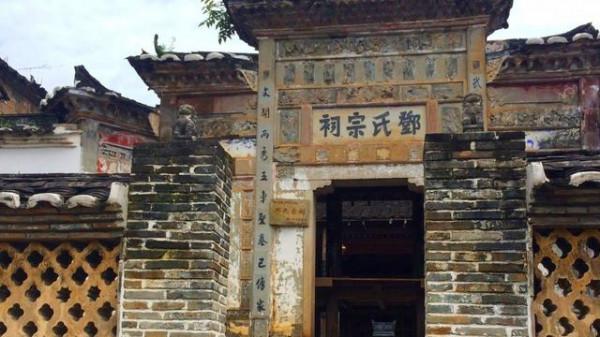 福建這座千年古鎮太古怪，屋頂放個大瓦罐，原是作為廟臺所用