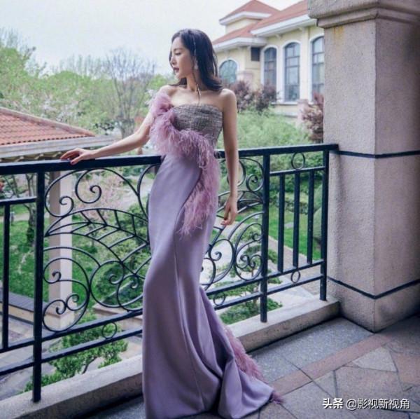 楊冪凹造型能力被質疑，穿露肩裝拍大片，被指“平平無奇”