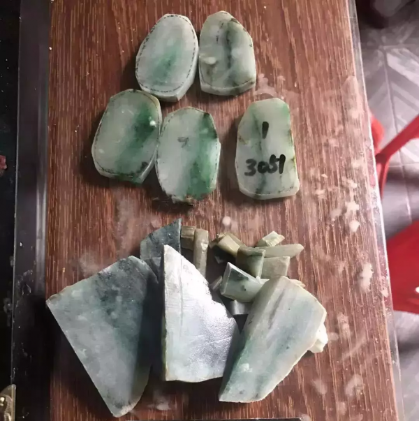 萬元買下的翡翠原石,以為切垮了,誰想到成品出來後挽回了損失 萬元買下的翡翠原石,以為切垮了,誰想到成品出來後挽回了損失