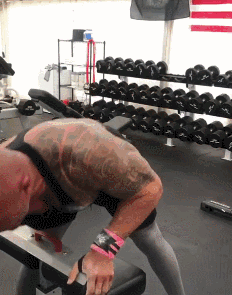 49歲的“巨石”強森帶娃，展現完美背部