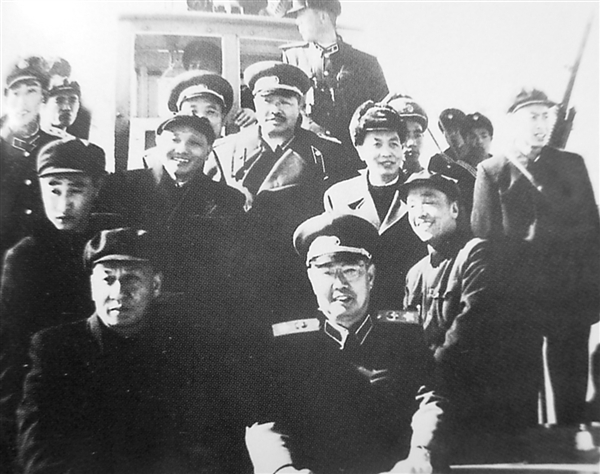 1975年賀龍骨灰安放儀式，總理連鞠七個躬，拉著薛明說：我來晚了