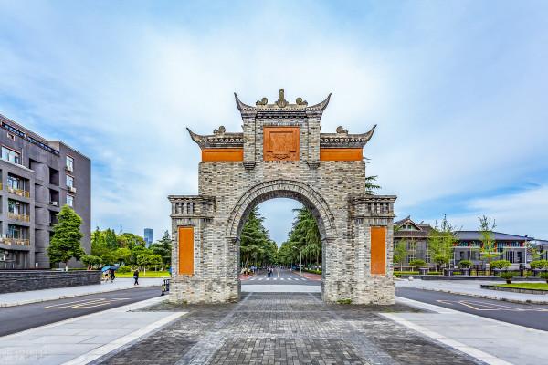 以省(自治區或直轄市)級行政區的名字命名的大學