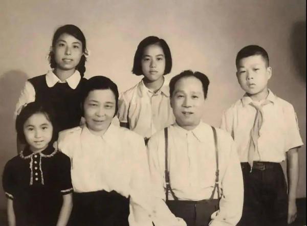 童養媳不堪丈夫毒打怒參軍，30年後成開國少將回鄉，點名要見前夫