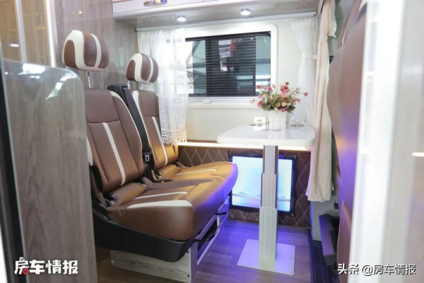 適合老兩口的新款大通V90房車，加入桃木裝飾家電全齊，定價厚道