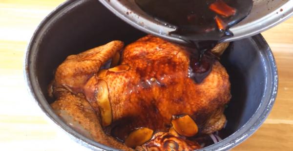 整隻雞扔進電飯鍋,不加油不加水,軟爛脫骨,比廣東烤雞還要好吃 整隻雞扔進電飯鍋,不加油不加水,軟爛脫骨,比廣東烤雞還要好吃