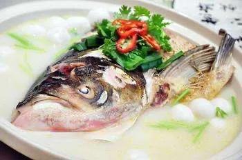 明朝奇案：男子回家，見房門虛掩有蹊蹺，一盤魚頭湯引出了倫理案