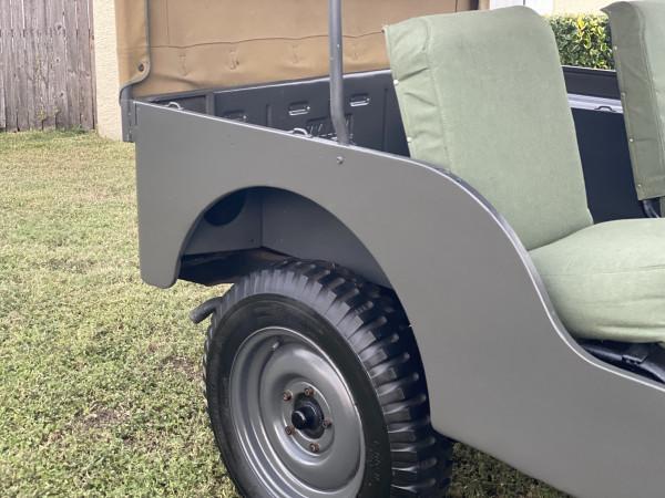 越野車的鼻祖，一塵不染的1950年威利斯吉普車