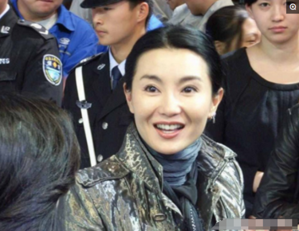 張曼玉發福，顏值卻重回巔峰，網友：真的美炸了