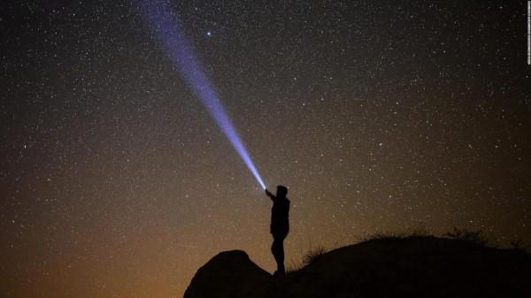 射出一束光,關閉手電筒,光線一直傳播,還是消失了? 射出一束光,關閉手電筒,光線一直傳播,還是消失了?