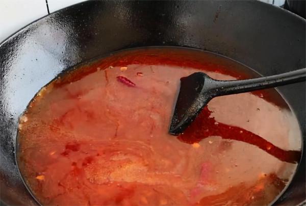 砂鍋米線怎麼做才好吃？在家做很簡單，一次做一大鍋，實在太香了