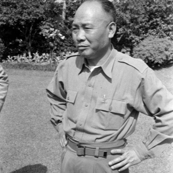 1949年，蔣介石正在別墅午睡，侍衛長推門而入：共軍衝破長江防線