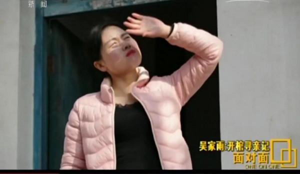 為尋找被拐賣27年的弟弟，她挖開了父母的墳墓，結局感人至深