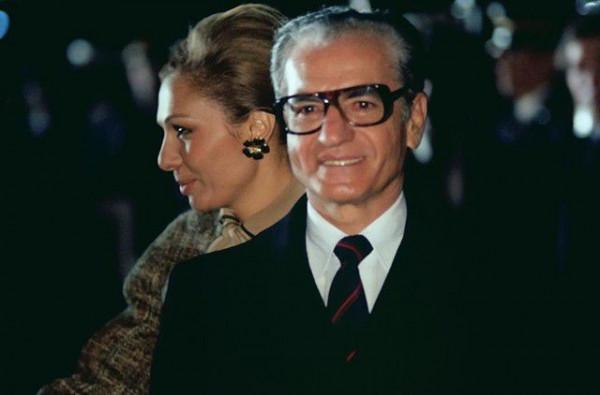 伊朗美豔王后：18歲被寵上天，30公斤婚紗鑲滿珠寶，8年不孕被棄