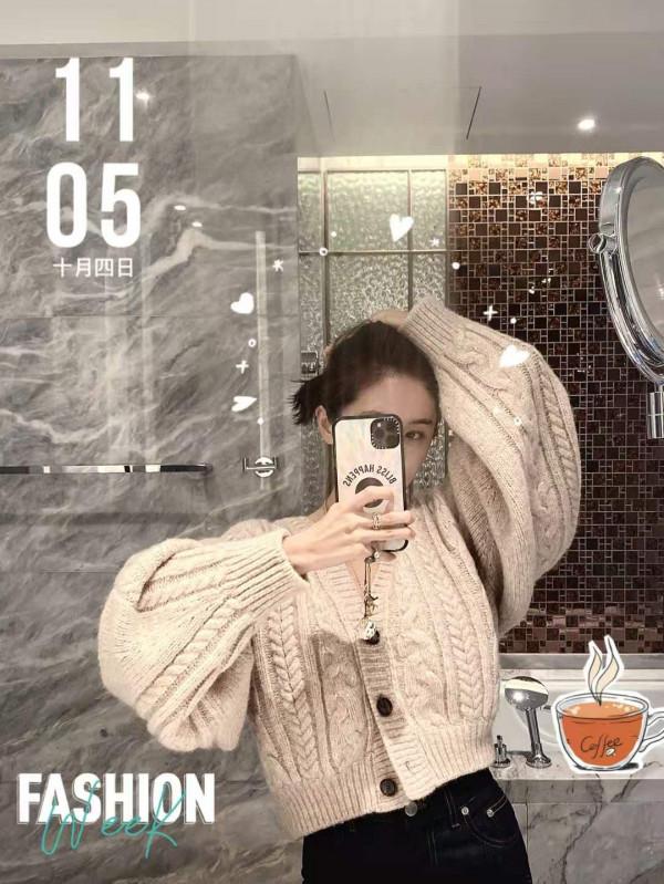 王子文太會穿了吧，這身“針織衫+開叉褲”打扮，159穿出170氣場