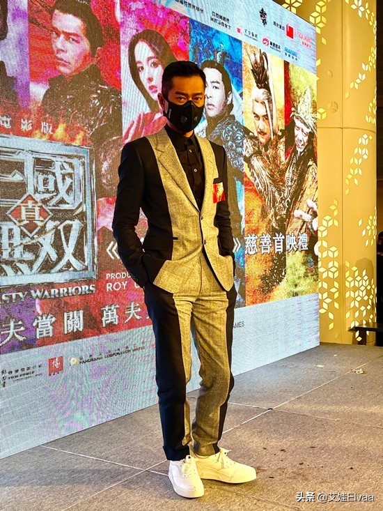 古天樂真會打扮，51歲穿棒球衫內長外短，年過半百巧克力膚色未變