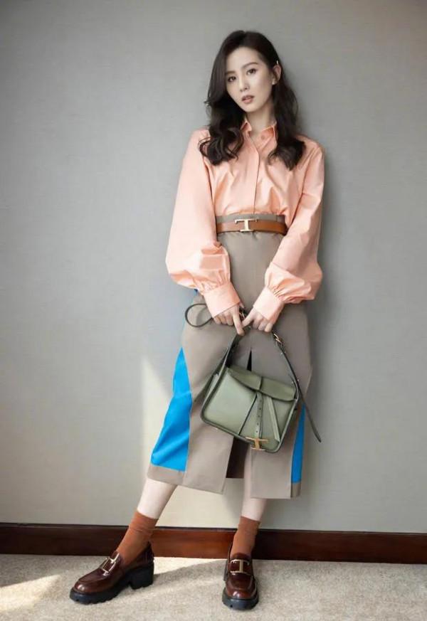 劉詩詩橙色和粉色相間的襯衫和高腰褲，溫文爾雅