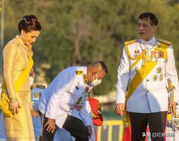 蘇提達令泰王目不轉睛，滿天星髮飾又美又仙，比頭戴王冠都驚豔