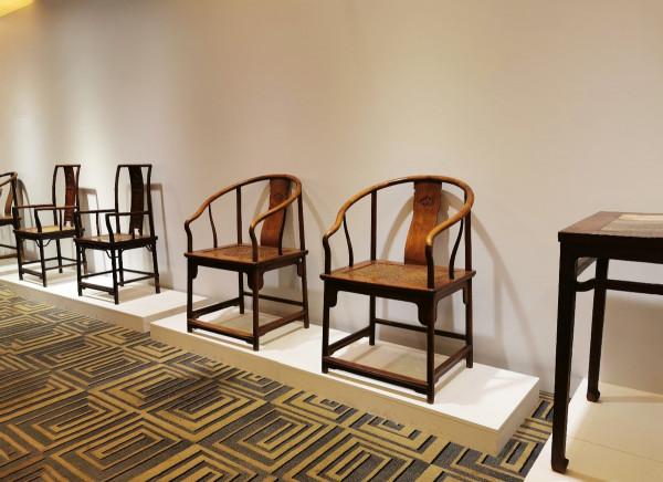 券口窄細、扶手不出頭,又見黃花梨垂手圈椅 券口窄細、扶手不出頭,又見黃花梨垂手圈椅