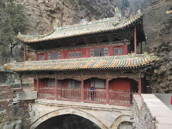 河北蒼巖山上藏著一神奇建築，懸空建在峭壁邊，異常穩定堅固