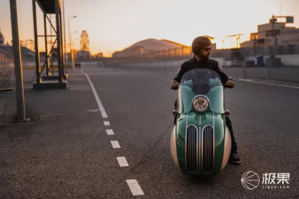 寶馬摩托變身復古機車，座椅用上“暖心”配置，冬天出行不怕凍