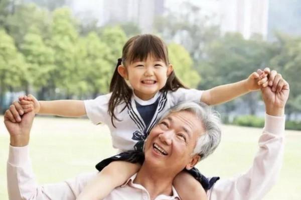 老人幫忙帶孩子不是為了養老,而是為了愛 老人幫忙帶孩子不是為了養老,而是為了愛