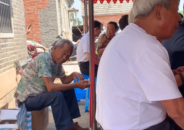 江蘇一外婆去世外公獨自坐在角落哀愁，外孫女：這個家只剩外公了