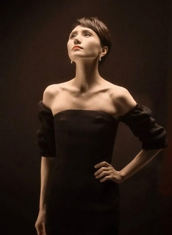 袁泉演繹東方女人的韻味兒，一襲黑色抹胸裙盤起頭髮，典雅又高貴