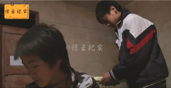 13歲農村娃放棄學業甘當人梯,供哥哥唸書,楊冪感動落淚幫圓夢 13歲農村娃放棄學業甘當人梯,供哥哥唸書,楊冪感動落淚幫圓夢