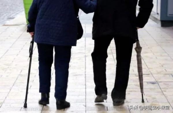 一走路就腿疼、腿麻、腿沒勁是咋回事？醫生：考慮腰椎、血管問題