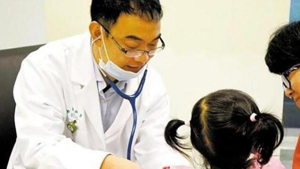 家有雙胞胎，一個天天喝牛奶，一個長期吃鈣片，1年後差距明顯