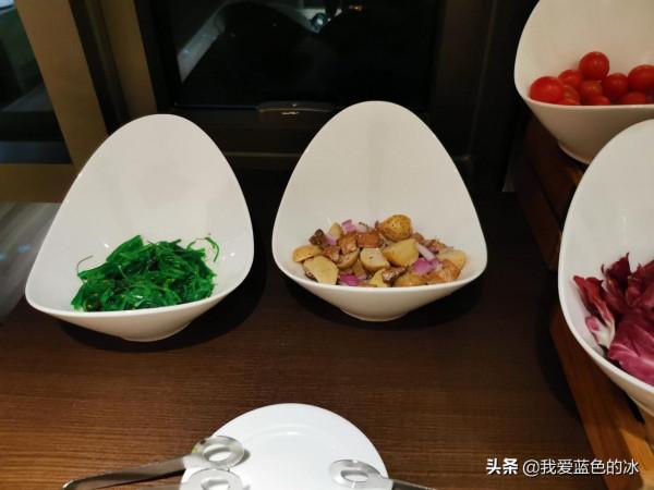 在北京入住的一家酒店的行政酒廊裡，欣賞故宮景色的晚餐