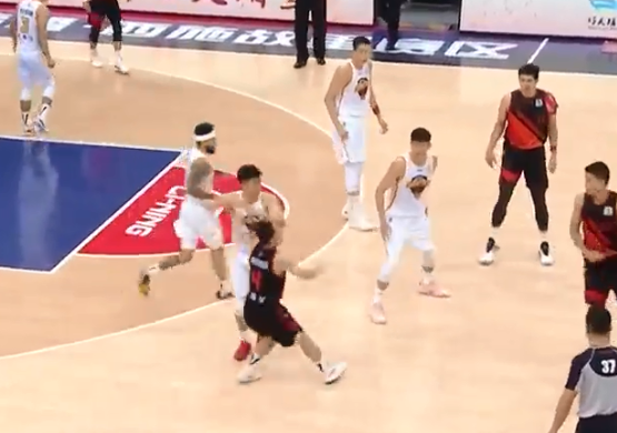 CBA賽場爆發大規模衝突!場上10人亂作一團,一人被驅逐2人違體 CBA賽場爆發大規模衝突!場上10人亂作一團,一人被驅逐2人違體